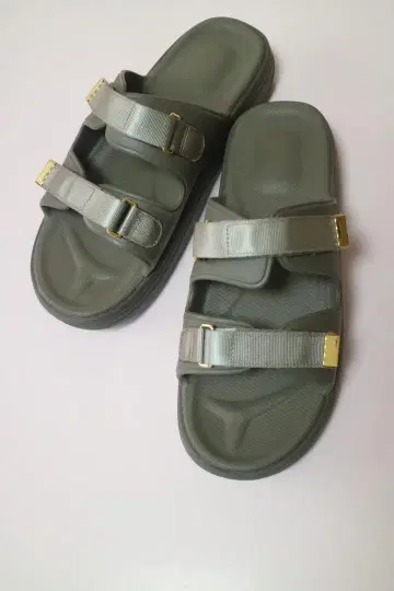미사용 새상품 SUICOKE 스이코쿠 샌들 통굽 골드 버클
