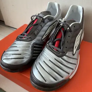[ 레어 레어 ] umbro 엄브로 풋살 주스 26.5cm