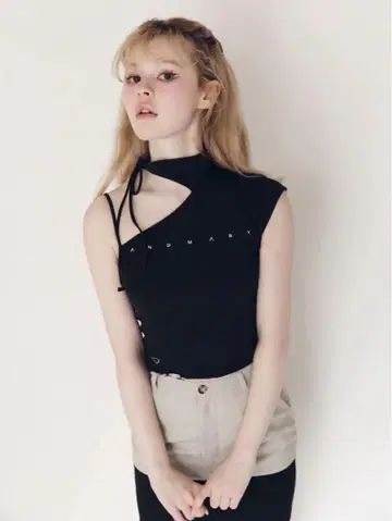 ANDMARY Claire 초커 탑