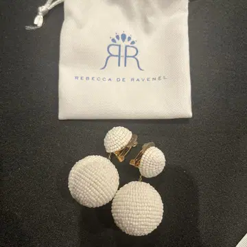 REBECCA DE RAVENEL 화이트 비즈 귀찌