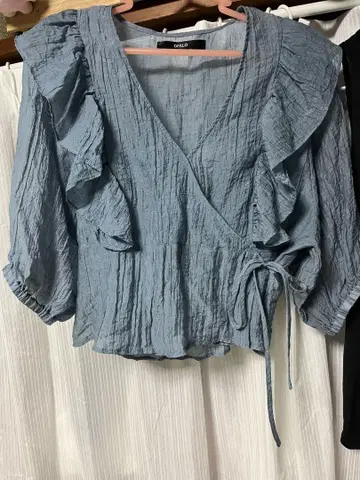 프릴 달린 옅은 파란색 블라우스