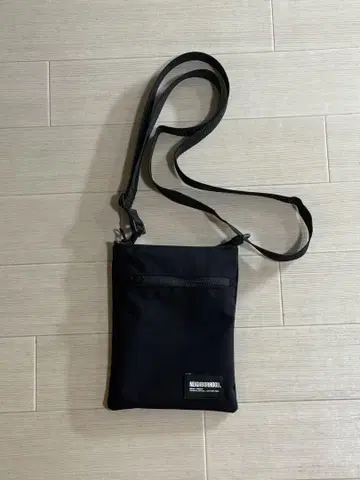 네이버후드 미니 버티컬 백 블랙