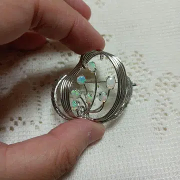 오팔? 은 브로치