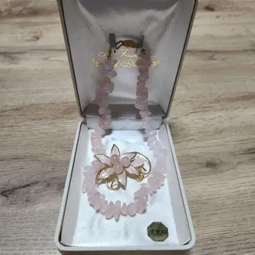 로즈쿼츠 플라워 모티브 목걸이