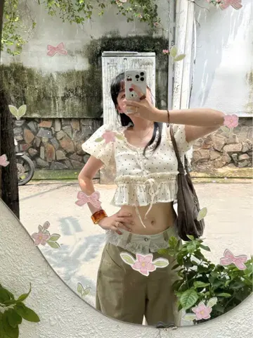 [8월 말까지 판매] HYOMIN 도트 무늬 프릴 숏 상의
