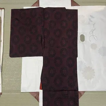 짙은 빨간색과 블랙 무늬의 기모노 유카타