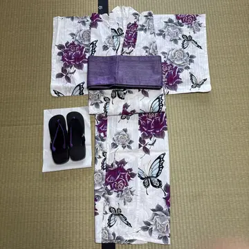 보라색 장미와 나비 무늬 유카타, 오비, 일본 나막신 세트
