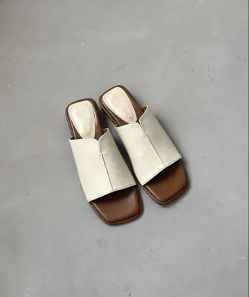 센터 슬릿 뮬 샌들