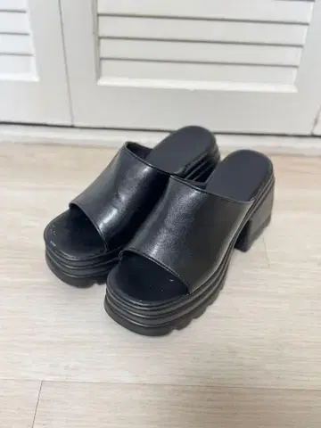 통굽 블랙 오픈토 샌들 23.5~24.0cm