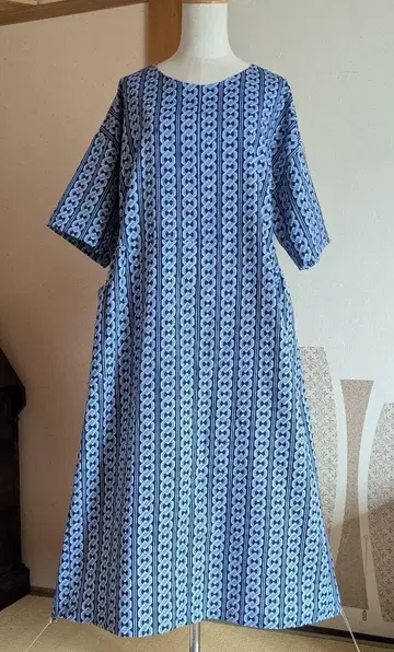 파랑과 화이트 기하학 패턴 롱 드레스