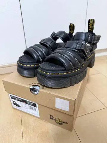 Dr. Martens 블랙 통굽 샌들