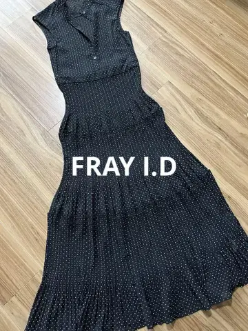 FRAY I.D 도트 무늬 슬리브리스 원피스