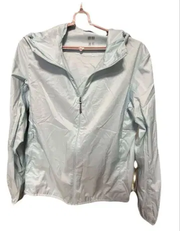 폭염 대책으로 UNIQLO UV 컷 포켓터블 후드티 스카이블루