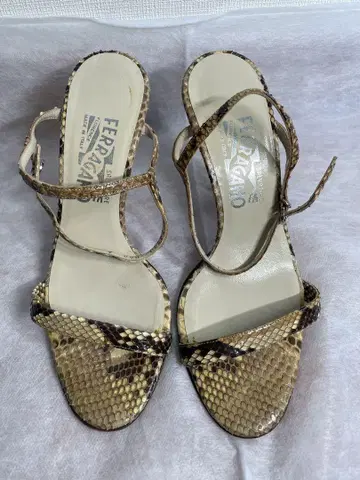 Ferragamo 스네이크 패턴 스트랩 샌들