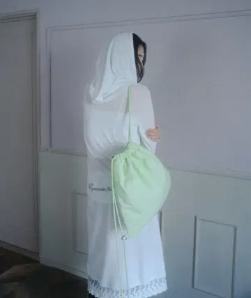 Smyeon 깃털 모티브 냅색