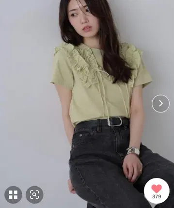 프릴 장식 라이트 그린 반팔 상의