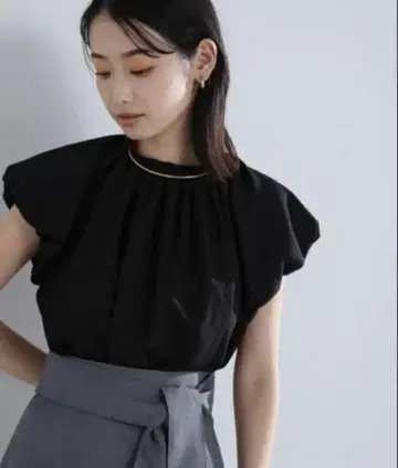 새상품급 내추럴 뷰티 베이직 벌룬 형태 블라우스 블랙 S