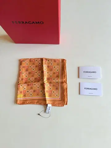 FERRAGAMO 실크 스카프 간치니 패턴 미사용 새상품