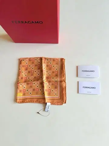 FERRAGAMO 실크 스카프 간치니 패턴 미사용 새상품