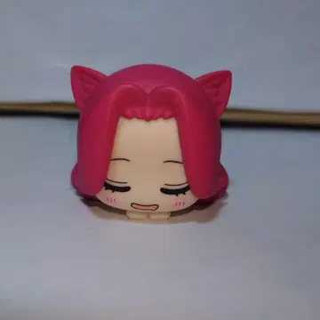 고양이 귀가 달린 핑크 피규어