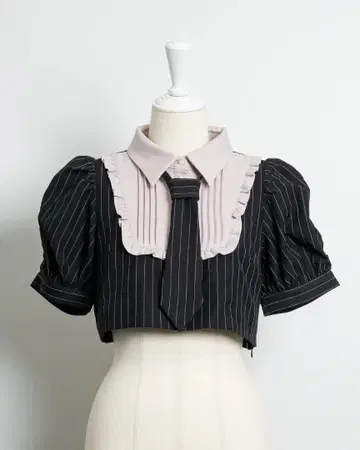 pium 넥타이 스퀘어 프릴 상의 블랙 스트라이프