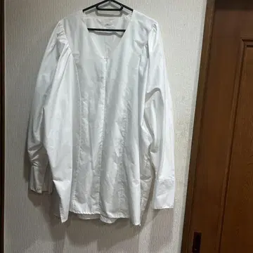 어반 리서치 화이트 V넥 퍼프 슬리브 셔츠