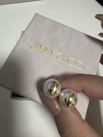 JIMMY CHOO 펄 골드 귀걸이