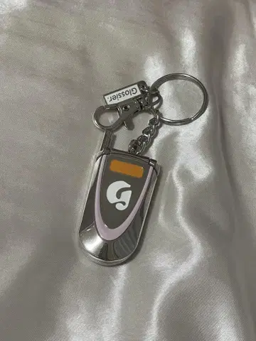 Glossier 핸드폰 키링