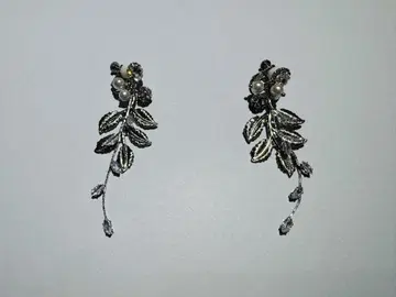 실버 컬러의 잎과 꽃 롱 귀찌