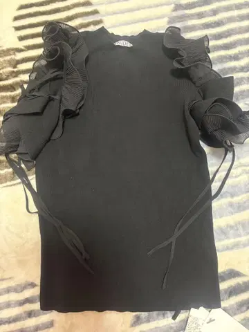 SNIDEL 블랙 슬리브리스 프릴 탑 F