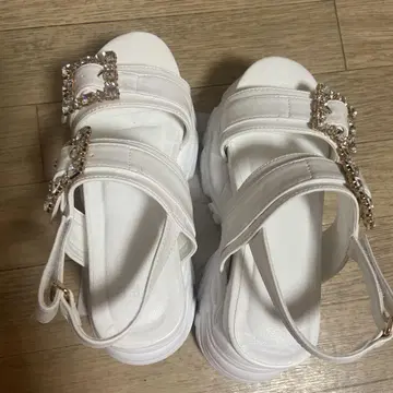 비쥬 장식 통굽 샌들 화이트 GRL