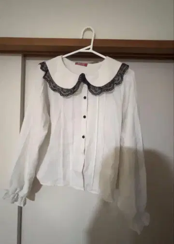 레이스 달린 화이트 블라우스