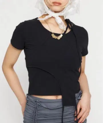 [미사용 새상품] NECK RIBBON CROP T셔츠 블랙