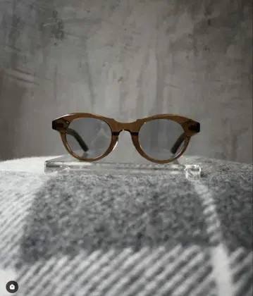 Few by NEW. F20 C-2 Clear Brown