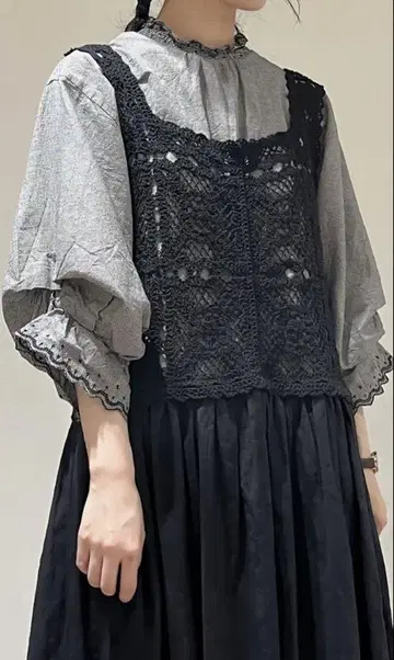 Samansa Mos2 옷깃 레이스 셔링 소매 턱 블라우스 새상품 차콜