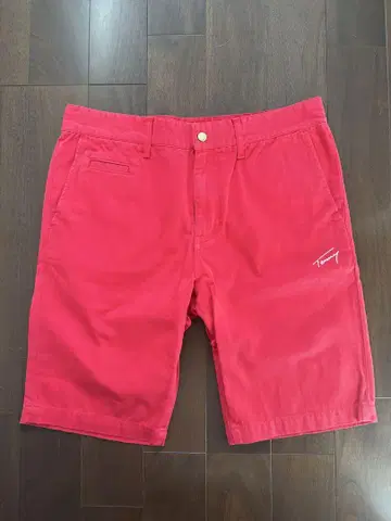 TOMMY HILFIGER 빨간색 숏팬츠 백 로고 포함