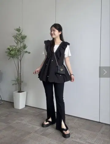 프로즈베일 프릴 V넥 펄 장식 벌룬 베스트 L 블랙