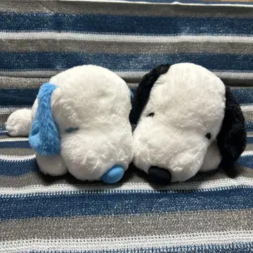 SNOOPY 누워 있는 봉제 인형 2개