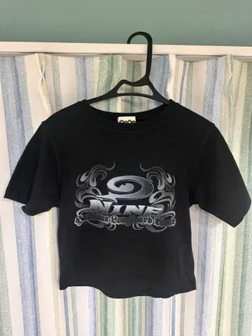 나인티나인티 9090 x 피코 9 메탈 로고 크롭 블랙