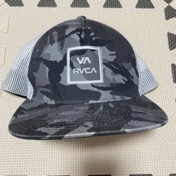RVCA 카모플라쥬 트래커 캡