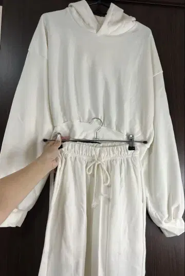 아이보리 후드 부착 셋업