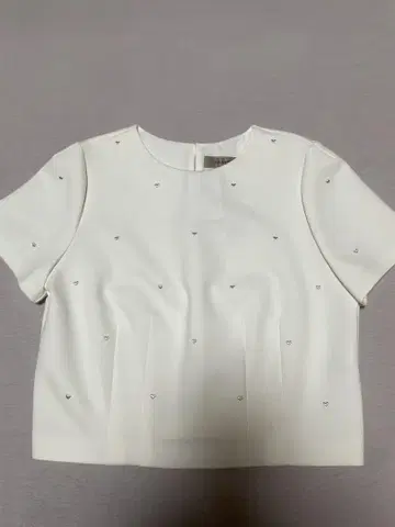 JUSGLITTY 하트 자수 티셔츠