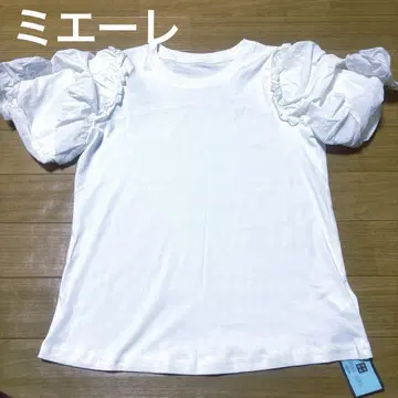 미에레의 귀여운 퍼프 슬리브와 프릴이 특징인 상의 미사용품.
