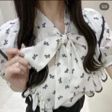 evelyn 파이핑 리본 블라우스 블랙 반팔 블라우스