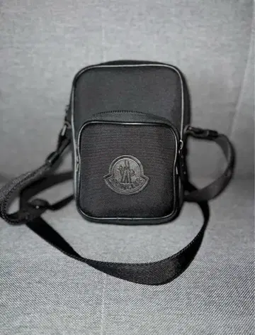 판매 31일까지 선착순 MONCLER Yehor 숄더백
