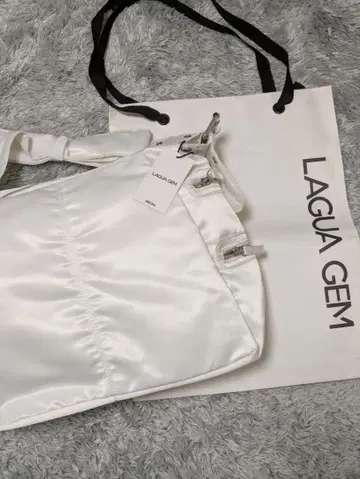 기간 한정 가격 인하! 새상품 LAGUAGEM 새틴 숄더백