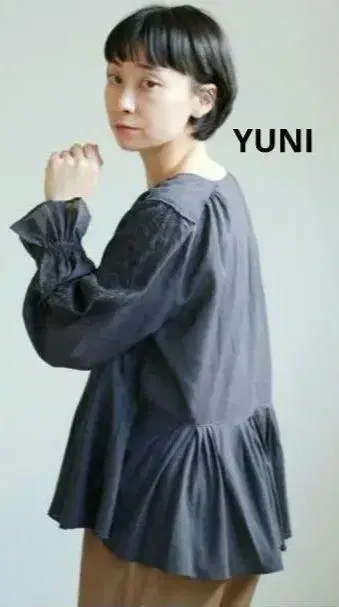 yuni 유니 자수 개더 페플럼 플레어 V넥 블라우스 네이비