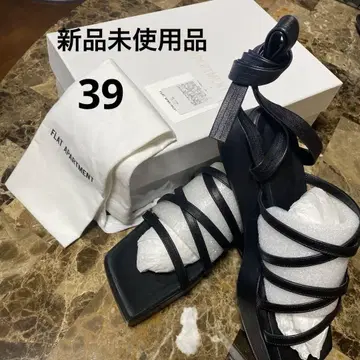 미사용 새상품 FLAT APARTMENT 블랙 스트랩 샌들