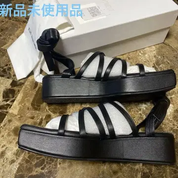 미사용 새상품 FLAT APARTMENT 블랙 스트랩 샌들