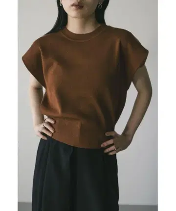 숄더 턱 숏 니트